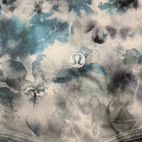 lululemon align high rise shorts, 8” size 12 - Picture 5 of 6